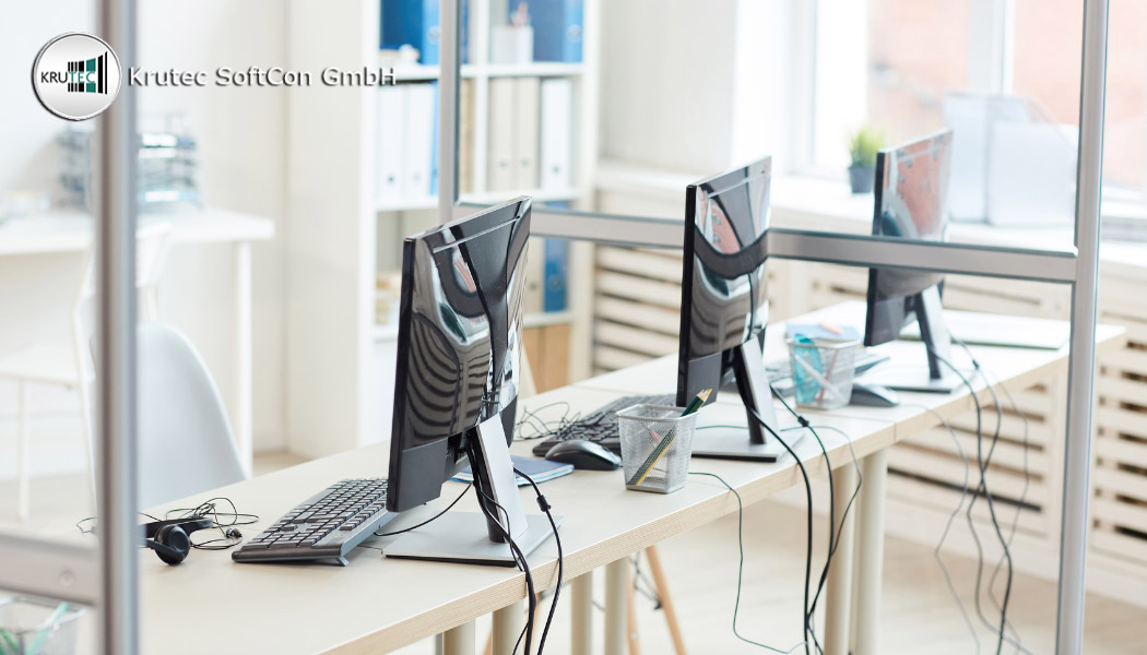 An einer Reihe von drei PC-Arbeitsplätzen ist keine Arbeitskraft anwesend