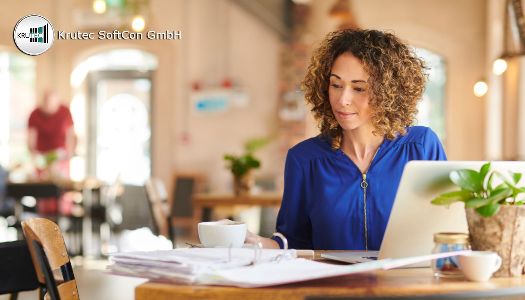 Crowdworkerin arbeitet in einem Café