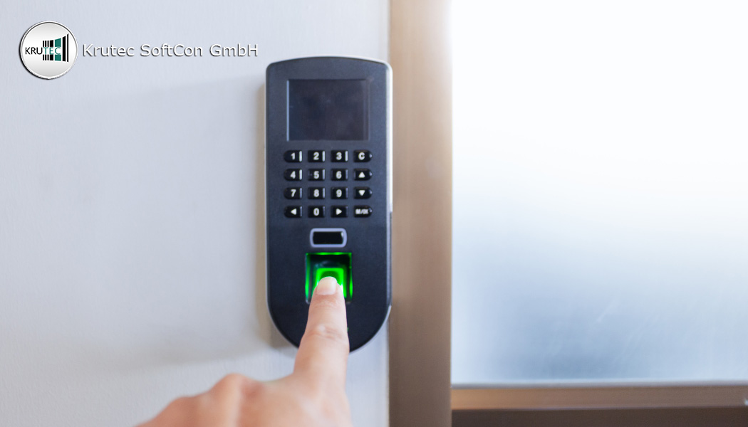 Mitarbeiter nutzt Zeiterfassungsterminal mit Pingerprint beim Betreten des Unternehmens