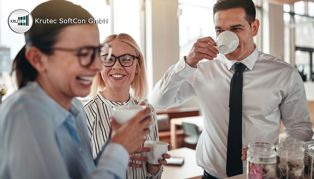 Angestellte in einem Büro verbringen die Pause miteinander und trinken Kaffee