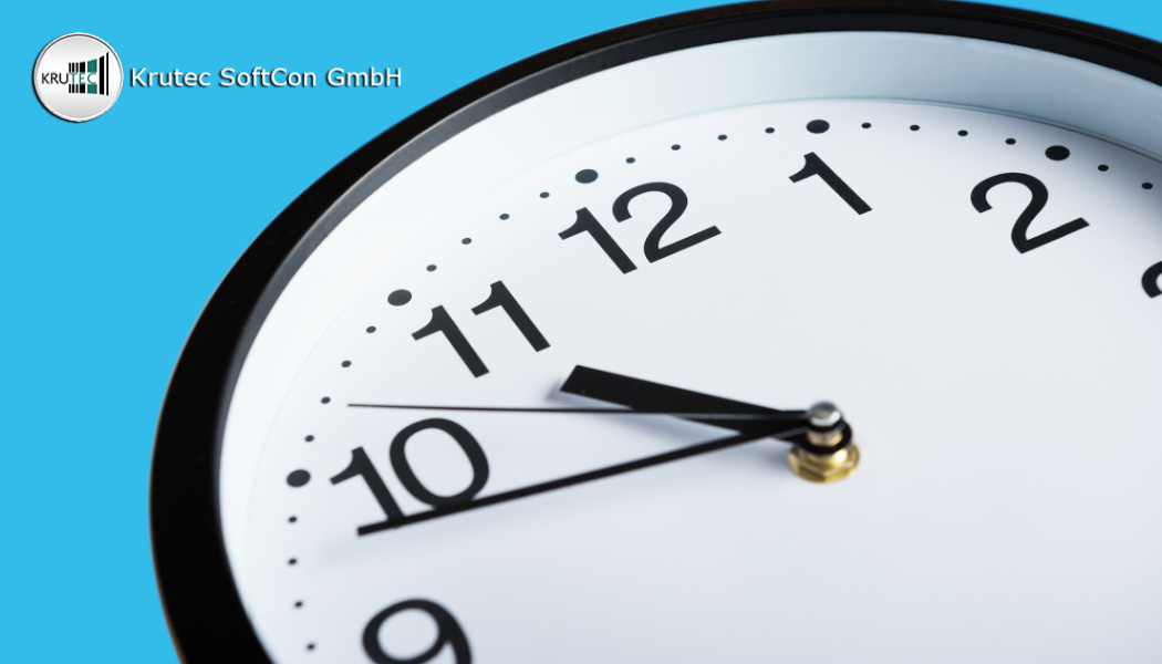 Analoge weiße Uhr mit schwarzen Ziffern und Zeigern vor einem blauen Hintergrund