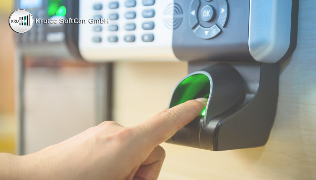 Mitarbeiter benutzt ein Zutrittskontrollsystem mit Fingerprint beim Betreten seines Unternehmens