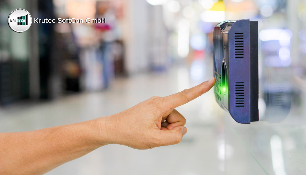 Eine Hand berührt eine digitale Zeiterfassungsuhr, die scheinbar in der Luft schwebt